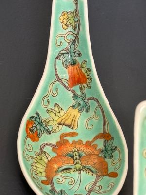 A set of 14 Chinese turquoise-ground famille rose dinner service, Qianglong mark, 19th C. — photo 7