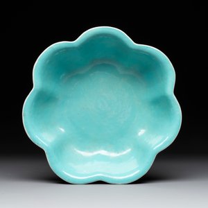 A set of 14 Chinese turquoise-ground famille rose dinner service, Qianglong mark, 19th C. — photo 12