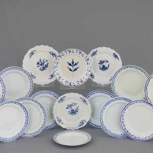 A set of 17 blue and white Tournai porcelain plates, 18/19th C. — 照片 1