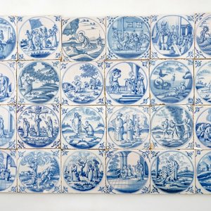 A set of 24 Dutch Delft blue and white biblical tiles, 18th C. — 照片 1