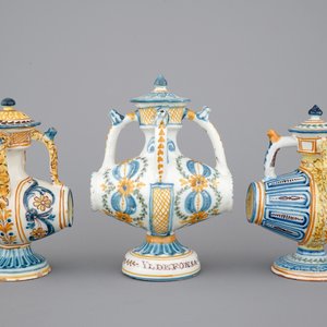 A set of 3 barrel-shaped spill or puzzle jugs, Talavera, Spain, ca. 1820 — 照片 1