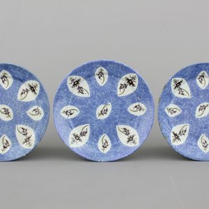 A set of 3 Brussels faience blue ground plates, 18th C. — photo 1