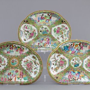 A set of 3 Chinese Canton famille rose porcelain semi-oval dishes, 19th C. — 照片 1
