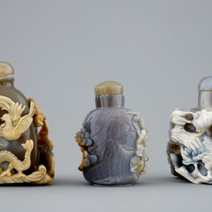 A set of 3 Chinese encrusted agate snuff bottles, 20th C. — 照片 4
