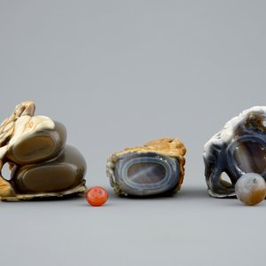 A set of 3 Chinese encrusted agate snuff bottles, 20th C. — 照片 7