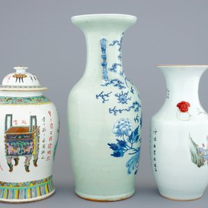 A set of 3 Chinese famille rose and blue and white porcelain vases, 19/20th C. — photo 4