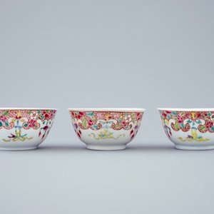 A set of 3 Chinese famille rose cups and saucers, Qianlong, 18th C. — 照片 3