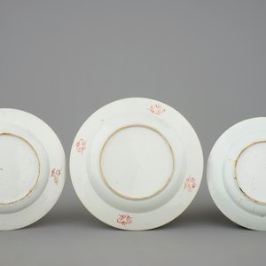 A set of 3 Chinese famille rose plates, Yongzheng/Qianlong, 18th C. — photo 2