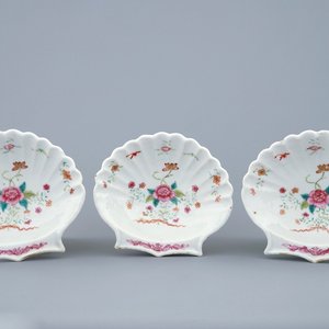 A set of 3 Chinese famille rose shell-shaped dishes, Qianlong, 18th C. — 照片 1