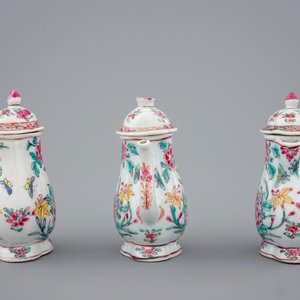 A set of 3 Chinese floral famille rose jugs on stand, Yongzheng, 1723-1735 — photo 8