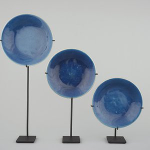 A set of 3 Chinese monochrome sacrificial blue plates on modern metal stands, 19th C. — photo 1