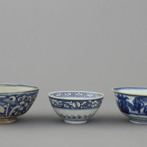 A set of 3 Chinese porcelain blue and white bowls, Ming dynasty — photo 1