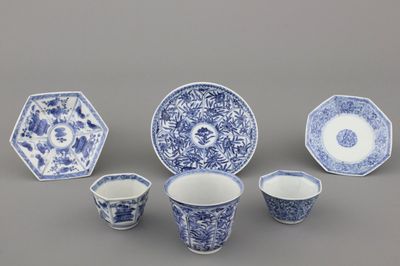 A set of 3 Chinese porcelain blue and white cups and saucers, Kangxi