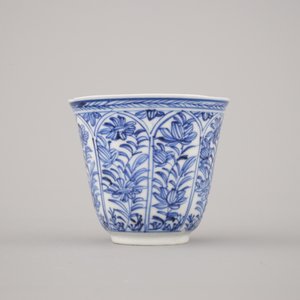 A set of 3 Chinese porcelain blue and white cups and saucers, Kangxi — photo 7