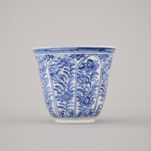 A set of 3 Chinese porcelain blue and white cups and saucers, Kangxi — photo 10