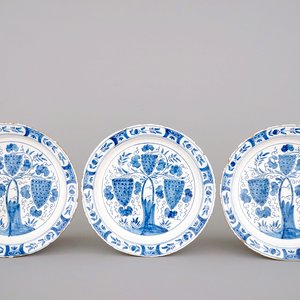 A set of 3 Dutch Delft blue and white dishes with grape vines, 18th C. — photo 1