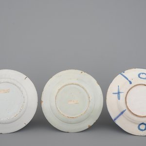 A set of 3 Dutch Delft blue and white plates, 17/18th C. — 照片 2