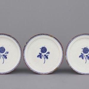 A set of 3 Dutch Delft plates with roses, 18th C. — 照片 1