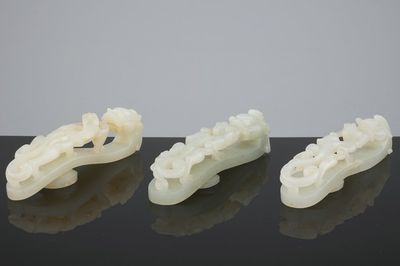 A set of 3 fine pale celadon jade belt hooks, 18/19th C.