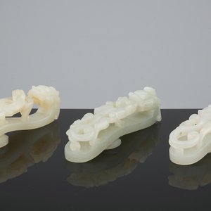 A set of 3 fine pale celadon jade belt hooks, 18/19th C. — 照片 1