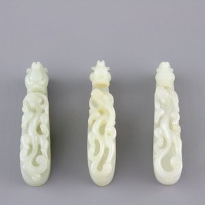 A set of 3 fine pale celadon jade belt hooks, 18/19th C. — 照片 2