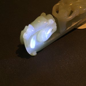 A set of 3 fine pale celadon jade belt hooks, 18/19th C. — 照片 6