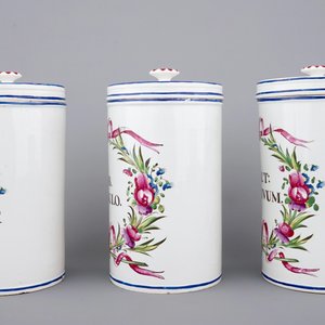 A set of 3 French pharmacy jars and covers, Strasbourg (?), 18th C. — photo 2