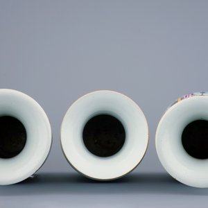 A set of 3 large Chinese famille rose vases, 19/20th C. — photo 4