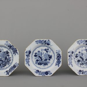 A set of 3 Liverpool English Delft blue and white octagonal plates, 18th C. — photo 1