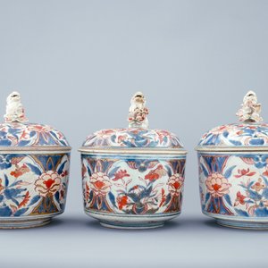 A set of 3 round Japanese Imari boxes and covers, 18th C. — photo 3