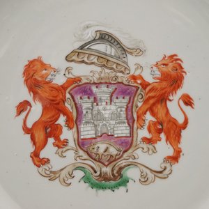 A set of 4 Chinese porcelain armorial plates, 18th C. — photo 3