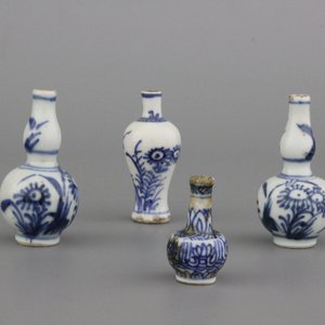 A set of 4 Chinese porcelain blue and white miniature doll house vases, 18th C. — 照片 1