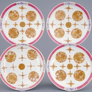A set of 4 large Chinese famille rose dishes, Qianlong, 18th C. — 照片 1
