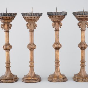 A set of 4 tall gothic revival wooden candlesticks, 19th C. — 照片 2