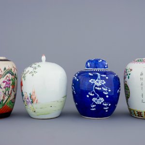 A set of 4 various Chinese famille rose and blue and white ginger jars and covers, 19/20th C. — photo 2