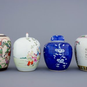 A set of 4 various Chinese famille rose and blue and white ginger jars and covers, 19/20th C. — photo 4