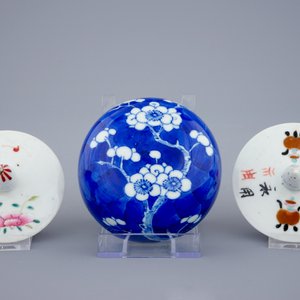 A set of 4 various Chinese famille rose and blue and white ginger jars and covers, 19/20th C. — photo 7