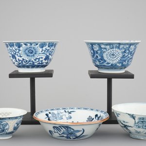 A set of 5 Chinese blue and white porcelain bowls, Ming and Qing Dynasty, 16/18th C. — photo 1