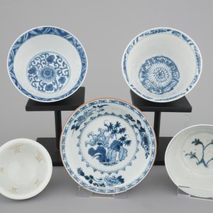 A set of 5 Chinese blue and white porcelain bowls, Ming and Qing Dynasty, 16/18th C. — photo 2