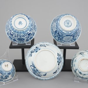 A set of 5 Chinese blue and white porcelain bowls, Ming and Qing Dynasty, 16/18th C. — photo 3