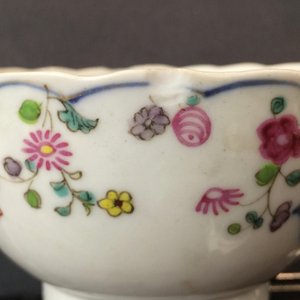 A set of 5 Chinese famille rose cups and 3 saucers with “tobacco leaf” design, Qianlong, 18th C. — photo 26