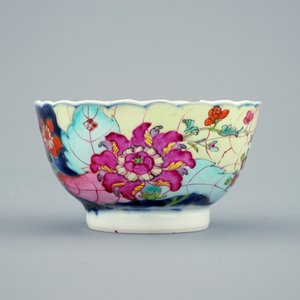 A set of 5 Chinese famille rose cups and 3 saucers with “tobacco leaf” design, Qianlong, 18th C. — photo 4