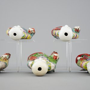 A set of 5 Chinese famille rose figures of laughing boys, 19th C. — photo 5