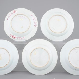 A set of 5 Chinese famille rose porcelain plates, 18th C — photo 2