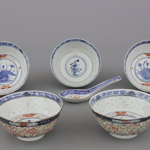 A set of 5 Chinese porcelain doucai rice grain bowls and a spoon, 19/20th C. — 照片 1