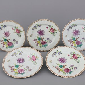 A set of 5 Chinese porcelain famille rose plates with flowers, 18th C. — photo 1