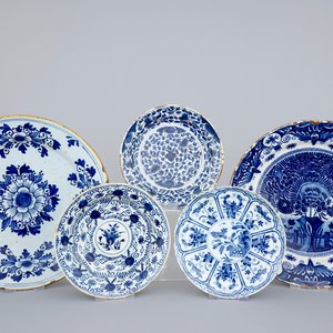 A set of 5 Dutch Delft blue and white plates, 18th C. — 照片 1