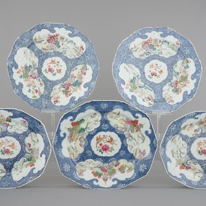 A set of 5 large octagonal famille rose dishes with landscapes on a blue swirl ground, Qianlong, 18th C. — photo 1