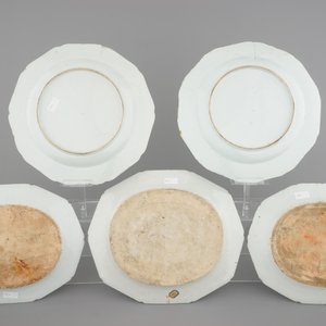 A set of 5 large octagonal famille rose dishes with landscapes on a blue swirl ground, Qianlong, 18th C. — photo 2