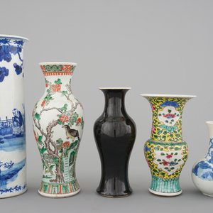 A set of 5 various Chinese porcelain vases, incl. a black monochrome and two blue and white, 19/20th C. — 照片 1